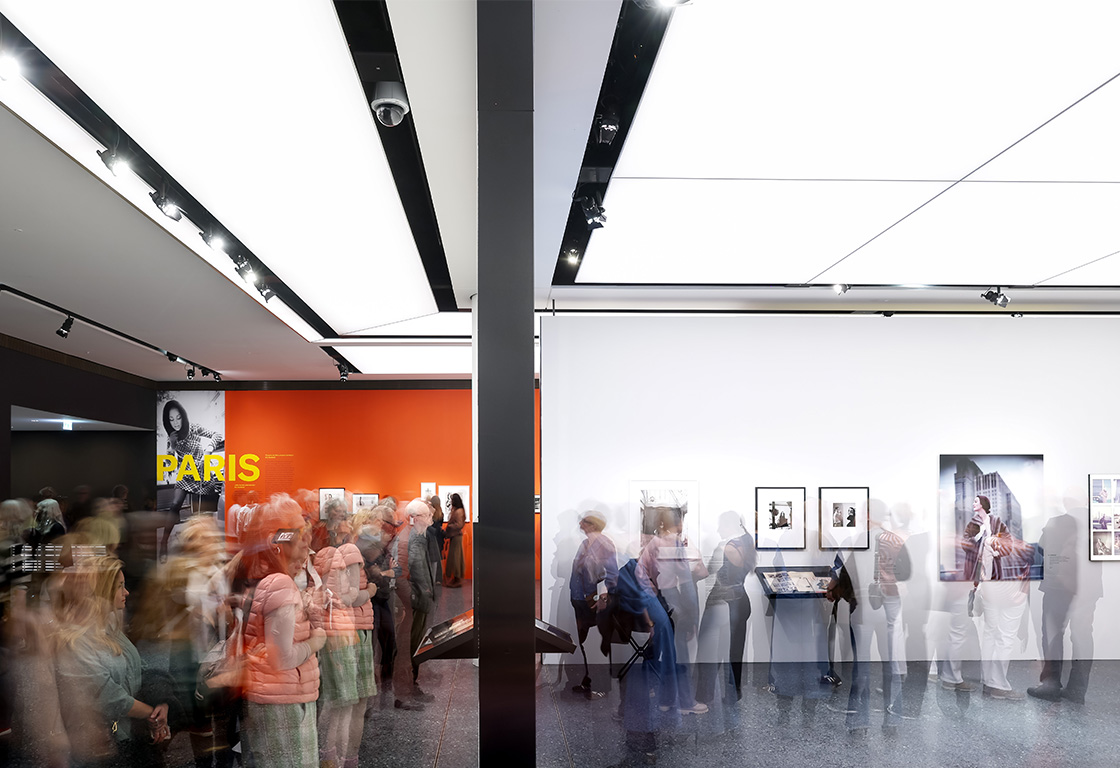 Das Bild zeigt Besuchende in der Ausstellung F.C. Gundlach. You’ll Never Watch Alone.