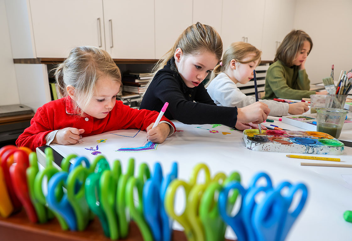 Vier Kinder malen im Atelier.